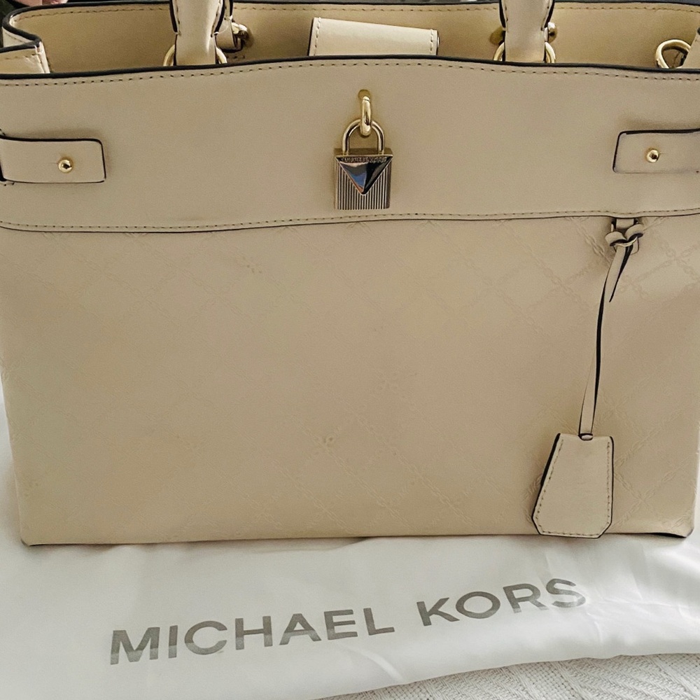Women handbags | Michael Kors | loved piece | cream | lifestyle influencer